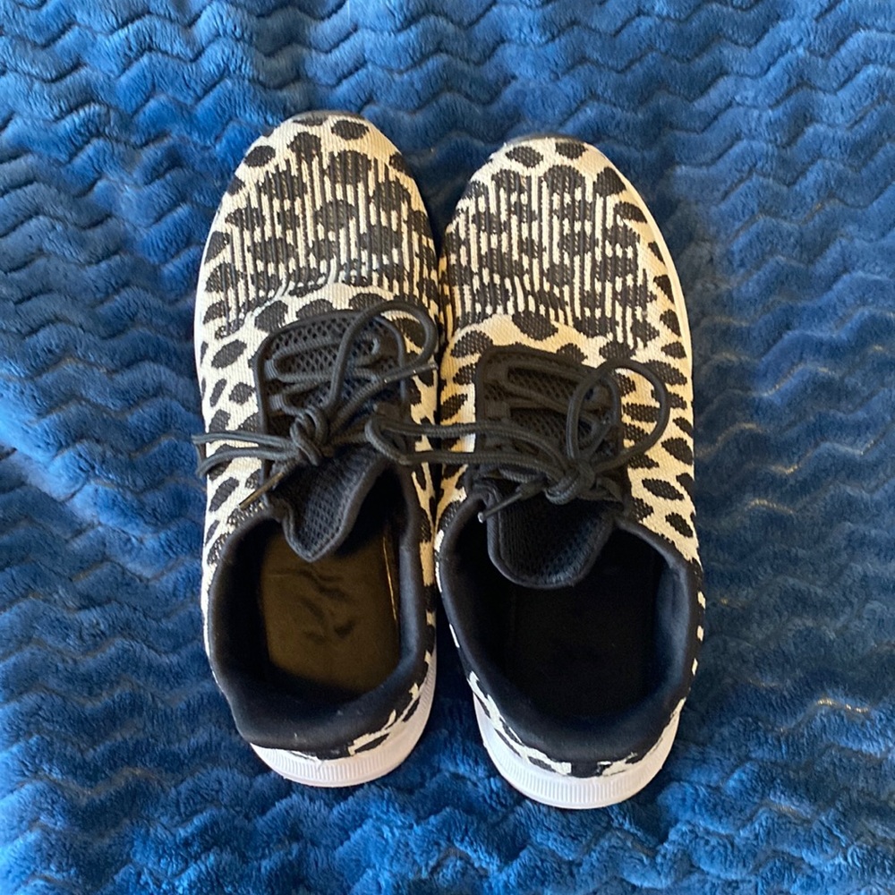 Size 9 tennis shoes